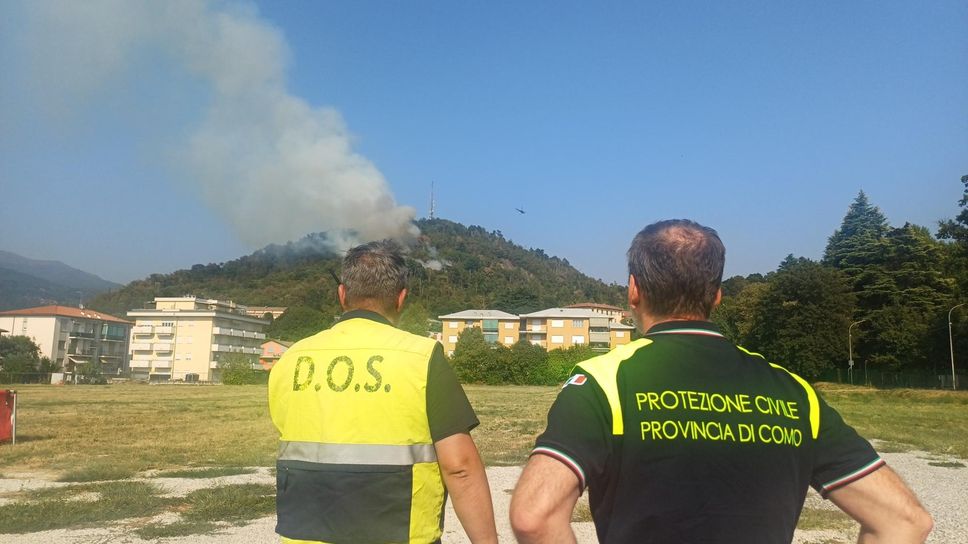 Il Monte Goj continua a bruciare: 50 persone sfollate e chiusa via Oltrecolle. Canadair in azione (FOTO e VIDEO)