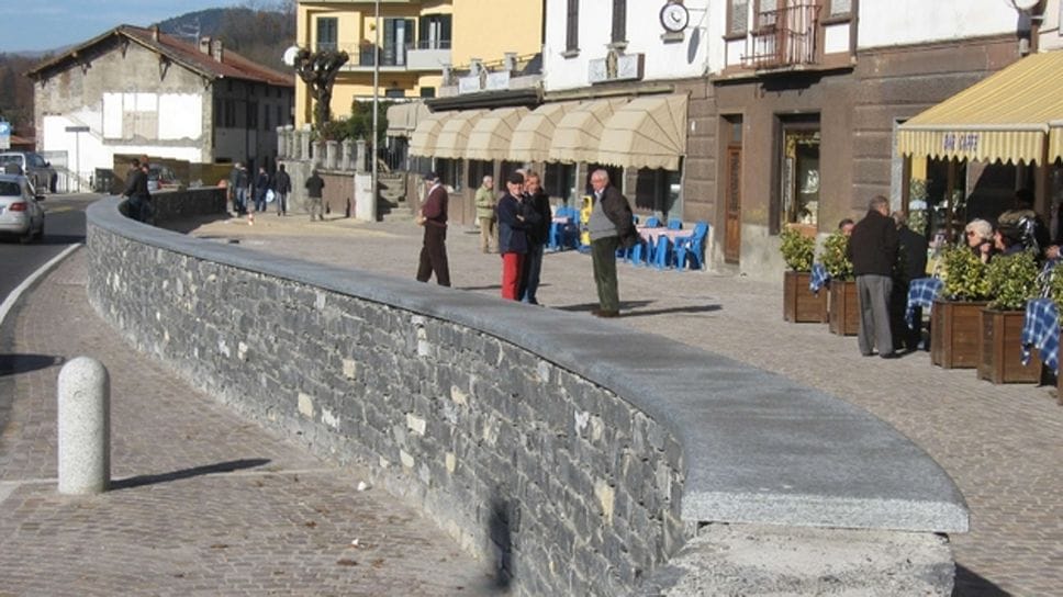 Il sindaco vieta alcol e cibi di notte. «Stufi di schiamazzi e degrado»