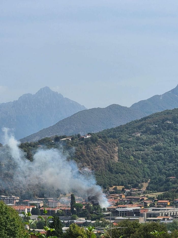 Incendio a Ponte Lambro: fiamme in via Cavriola, un 73enne in ospedale (I video)