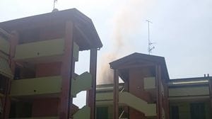 Incendio a Ponte Lambro: fiamme in via Cavriola, un 73enne in ospedale (I video)