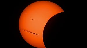 L’eclissi, il sole e la scia dell’aereo: il super scatto di Diego Amati