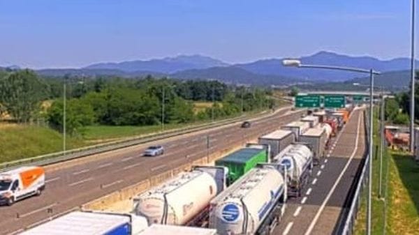 Paura all’alba sulla A2: autocarro in fiamme a Biasca, autostrada bloccata