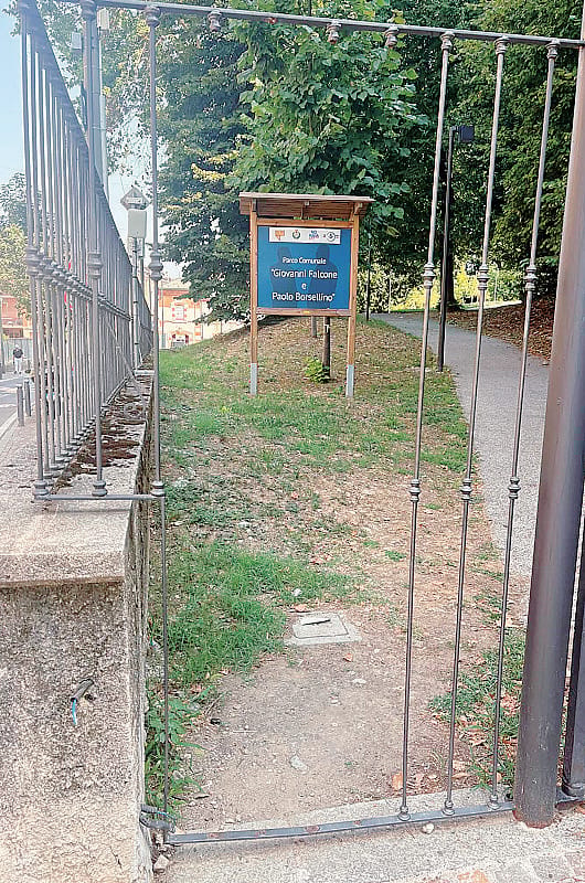 Raid dei vandali a Villa Argenti. Sfondato il cancello