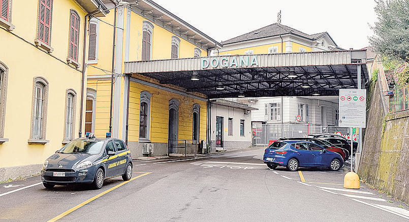 Valico, media di 40mila mezzi al giorno. Strada anti code per chi va in Svizzera