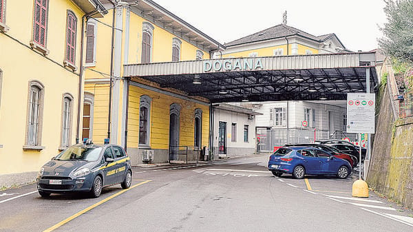 Valico, media di 40mila mezzi al giorno. Strada anti code per chi va in Svizzera