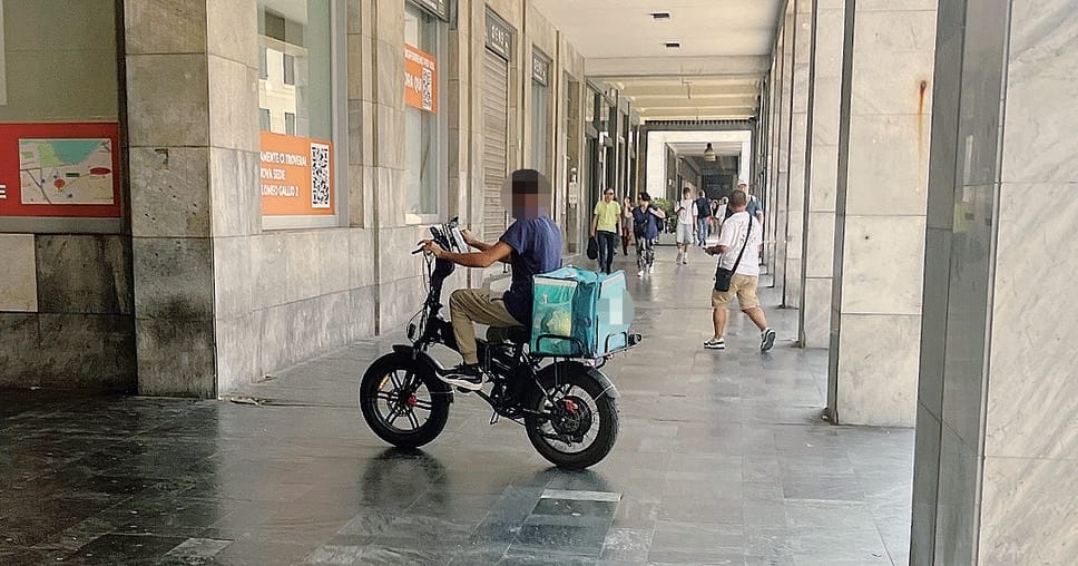 Ztl, il pericolo rider: «Bici elettriche? Vanno come moto»