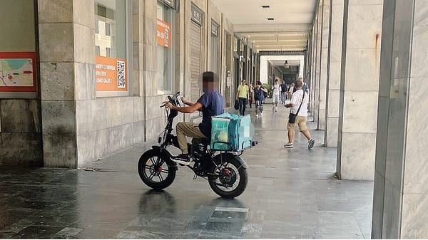 Ztl, il pericolo rider: «Bici elettriche? Vanno come moto»