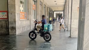 Ztl, il pericolo rider: «Bici elettriche? Vanno come moto»