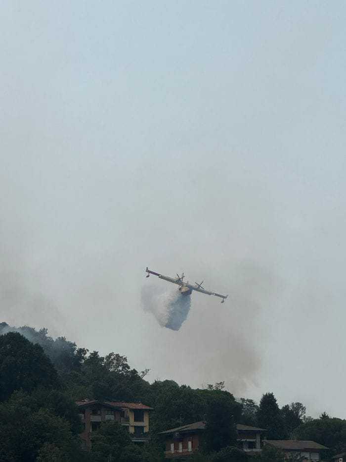 Il Monte Goi continua a bruciare: 50 persone sfollate e chiusa via Oltrecolle. Canadair in azione (FOTO e VIDEO)