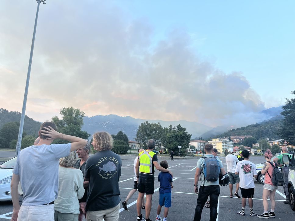 Il Monte Goj continua a bruciare: 50 persone sfollate e chiusa via Oltrecolle. Canadair in azione (FOTO e VIDEO)