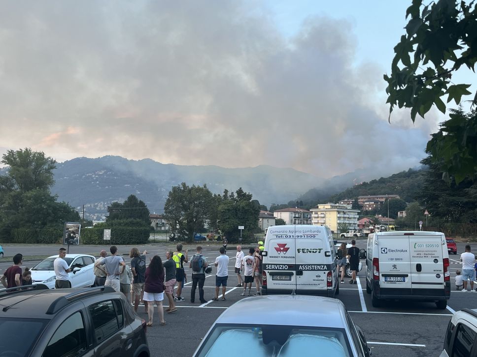 Il Monte Goj continua a bruciare: 50 persone sfollate e chiusa via Oltrecolle. Canadair in azione (FOTO e VIDEO)