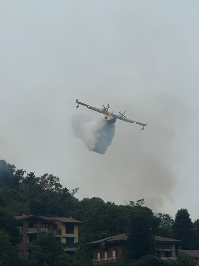 Il Monte Goj continua a bruciare: 50 persone sfollate e chiusa via Oltrecolle. Canadair in azione (FOTO e VIDEO)