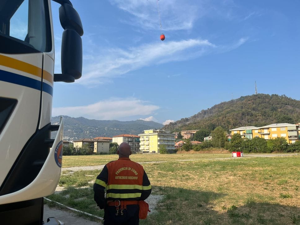 Incendio Monte Goj, situazione migliorata ma non ancora risolta: gli sfollati per ora non possono rientrare
