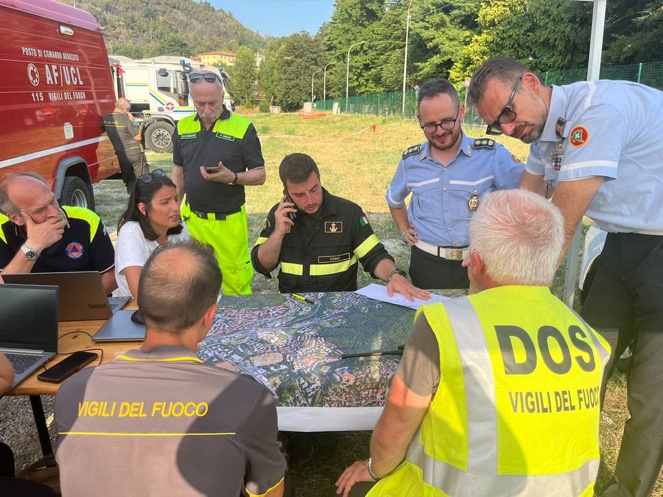 Incendio Monte Goj, situazione migliorata ma non ancora risolta: gli sfollati per ora non possono rientrare