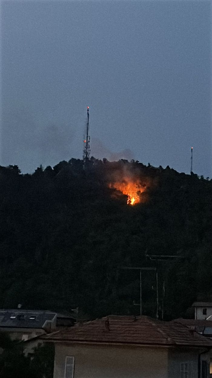 Incendio Monte Goj, situazione migliorata ma non ancora risolta: un focolaio si è riacceso. Sfollati ancora in attesa