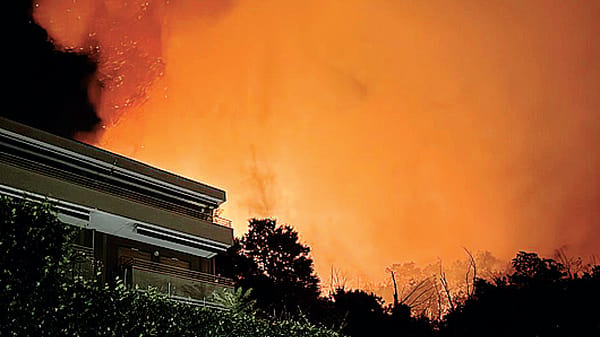 Dal Monte Goj: «Noi evacuati di notte, vigili del fuoco eccezionali»