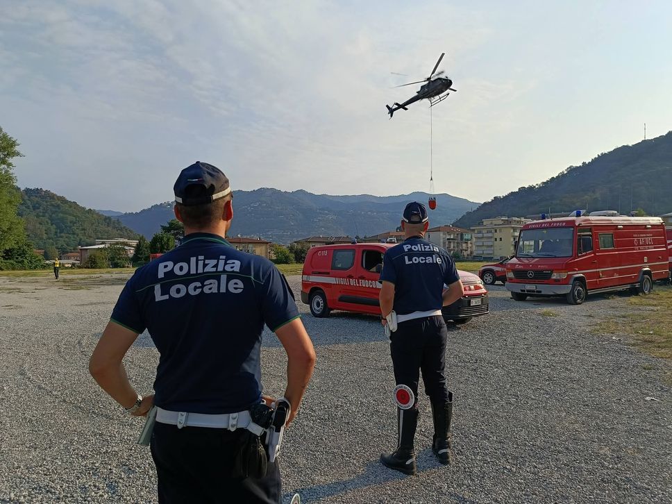 Incendio Monte Goj sotto controllo, gli sfollati tornano a casa. Via Oltrecolle riapre alle 19 in discesa