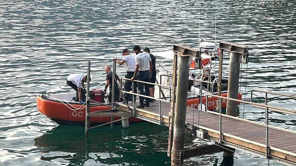 Le ricerche del giovane scomparso nel lago: soccorritori in azione a 300 metri di profondità
