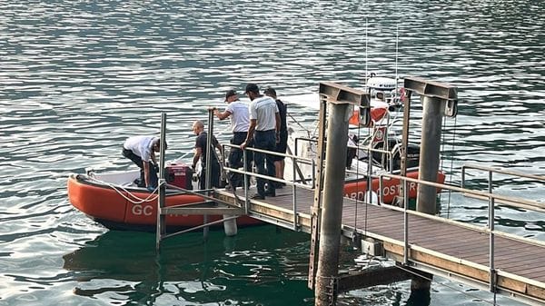 Le ricerche del giovane scomparso nel lago: soccorritori in azione a 300 metri di profondità