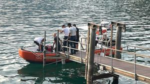 Le ricerche del giovane scomparso nel lago: soccorritori in azione a 300 metri di profondità