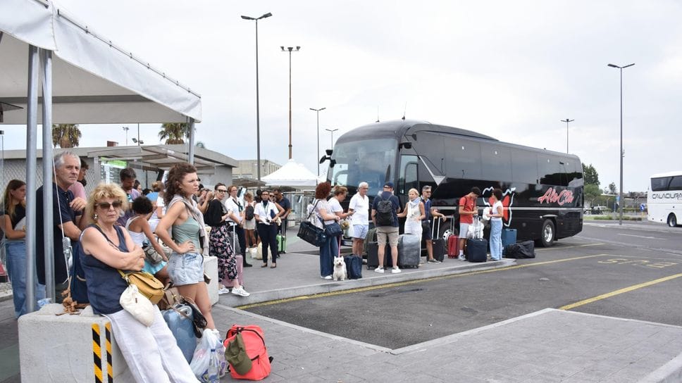 Odissea Catania-Como: «Voli bloccati per l’Etna e cabine in nave esaurite»