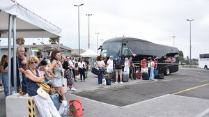 Odissea Catania-Como: «Voli bloccati per l’Etna e cabine in nave esaurite»