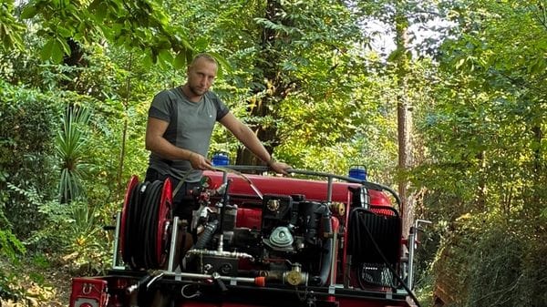 A 40 metri dalle fiamme del Monte Goj: «L’acqua della cisterna ha fatto la differenza»