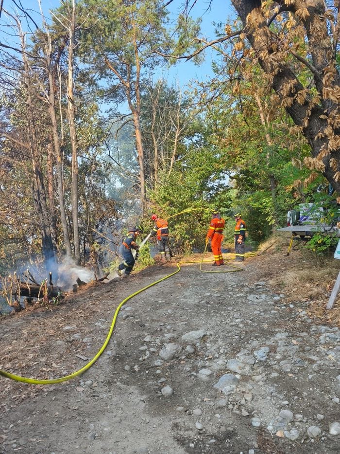 A 40 metri dalle fiamme del Monte Goj: «L’acqua della cisterna ha fatto la differenza»