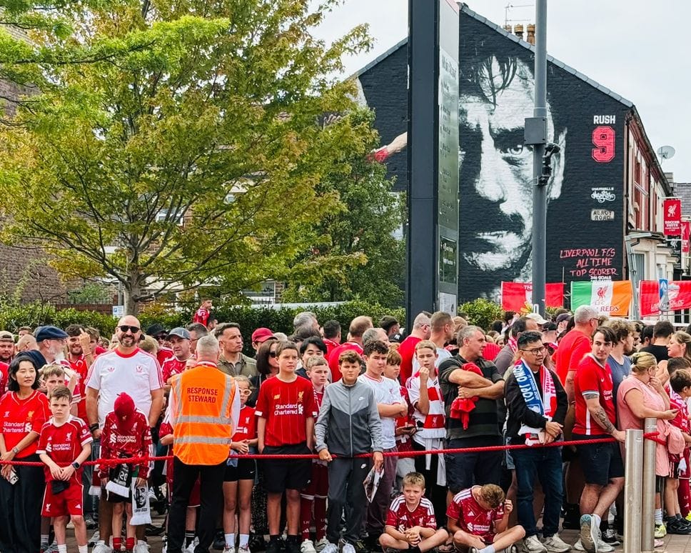 Birra, murales e quel coro mitico: l’emozione dei comaschi ad Anfield