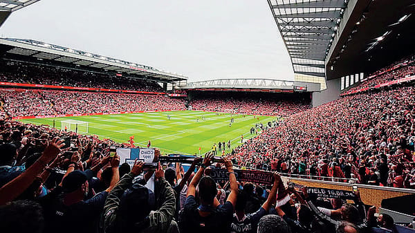 Birra, murales e quel coro mitico: l’emozione dei comaschi ad Anfield