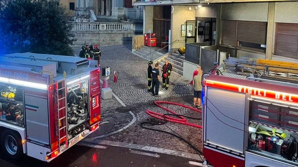 Il locale server prende fuoco: intervento all’alba nel seminterrato del municipio