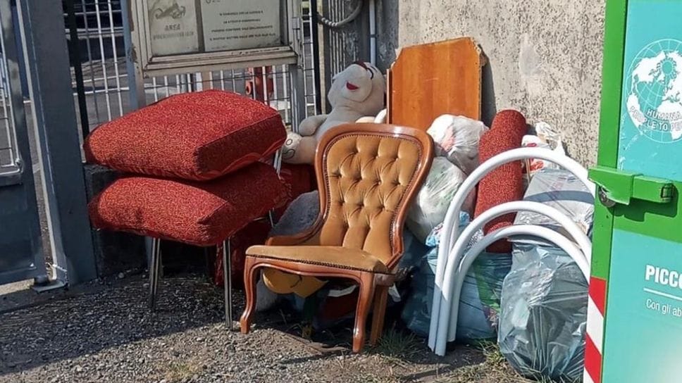 Un intero salotto abbandonato, con la beffa dei due peluche