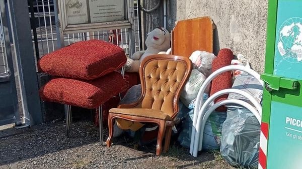 Un intero salotto abbandonato, con la beffa dei due peluche