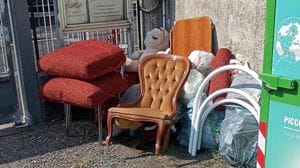 Un intero salotto abbandonato, con la beffa dei due peluche