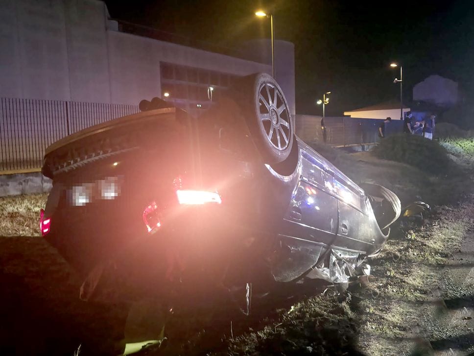 Arosio, auto esce di strada e si ribalta: feriti due ventenni