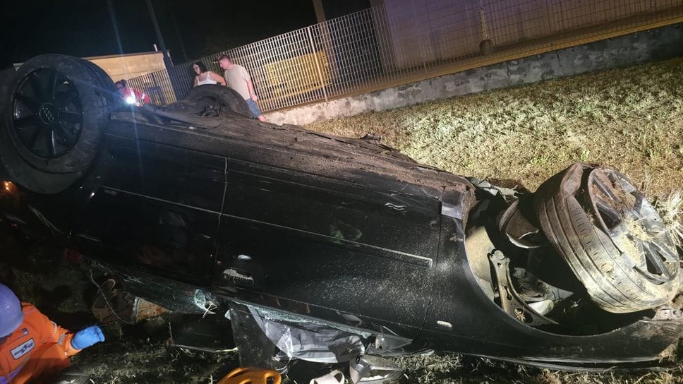 Arosio, auto esce di strada e si ribalta: feriti due ventenni