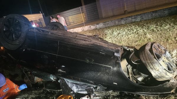 Arosio, auto esce di strada e si ribalta: feriti due ventenni