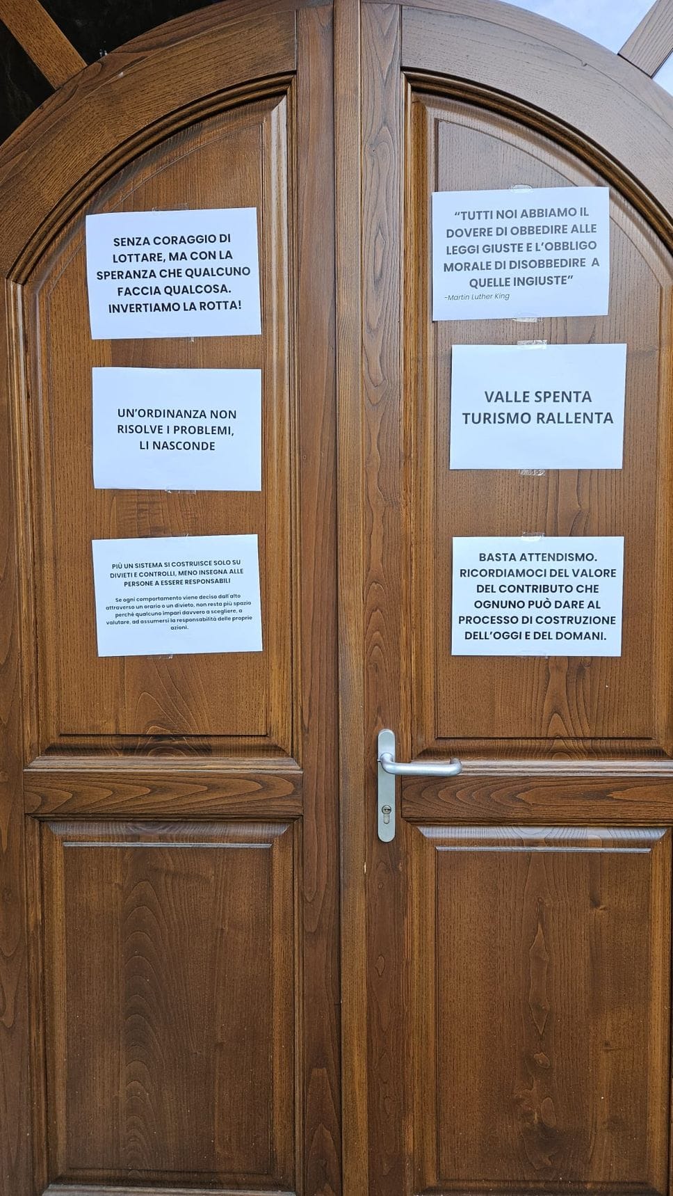 Centro Valle, striscioni e cartelli contro l’ordinanza anti					movida del sindaco Pozzi 