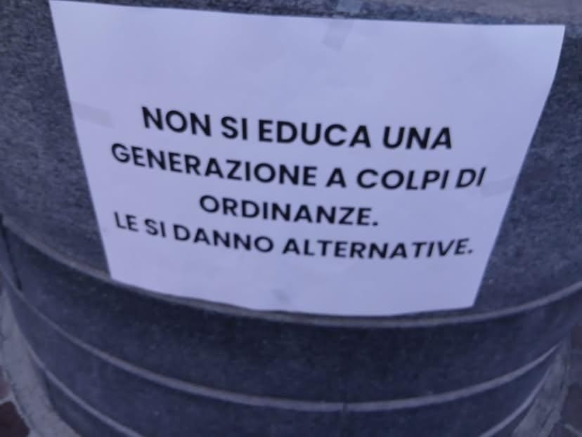 Centro Valle, striscioni e cartelli contro l’ordinanza anti					movida del sindaco Pozzi 