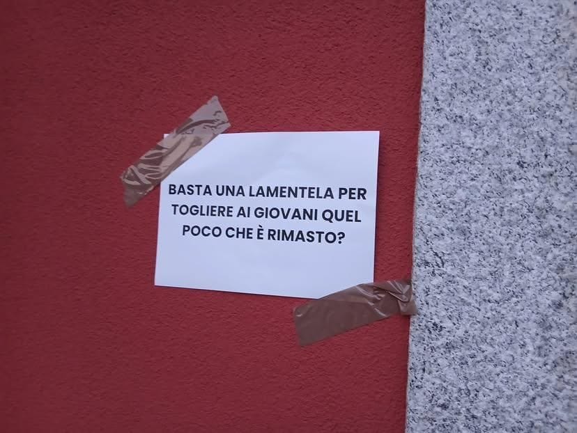 Centro Valle, striscioni e cartelli contro l’ordinanza anti					movida del sindaco Pozzi 
