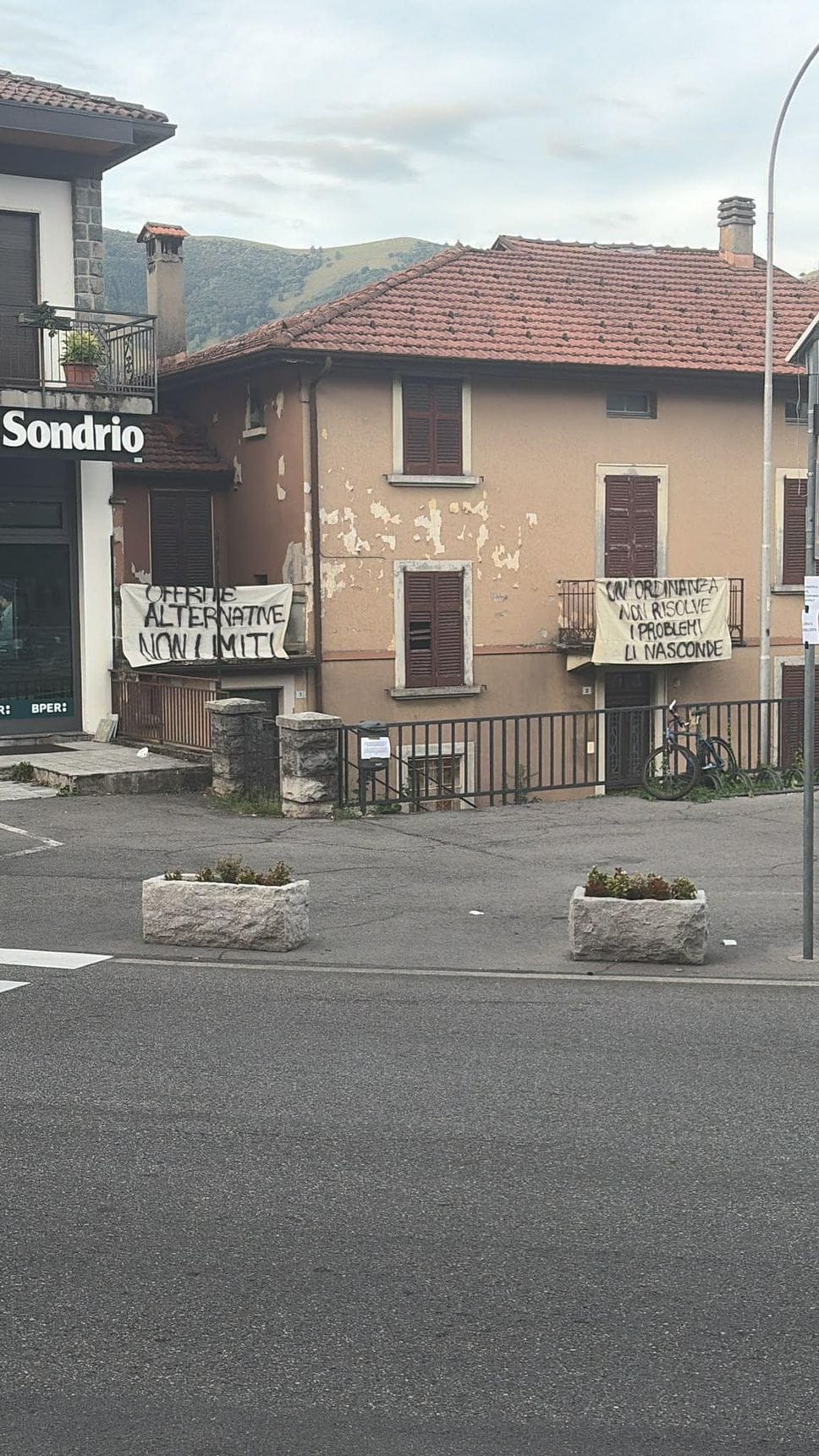 Centro Valle, striscioni e cartelli contro l’ordinanza anti movida del sindaco Pozzi 
