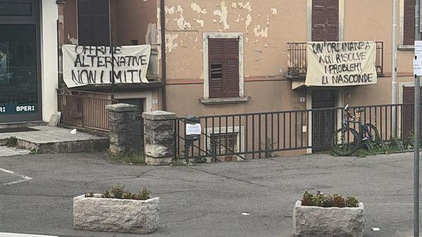 Centro Valle, striscioni e cartelli contro l’ordinanza anti movida del sindaco Pozzi 