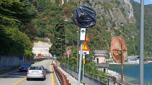 Il marciapiede c’è, ma con il divieto di percorrerlo: il caso a Griante 
