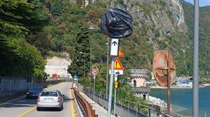 Il marciapiede c’è, ma con il divieto di percorrerlo: il caso a Griante 