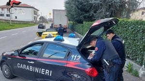 Lancia sedie contro auto e pedoni, poi calci e pugni ai carabinieri: arrestato un quarantenne 