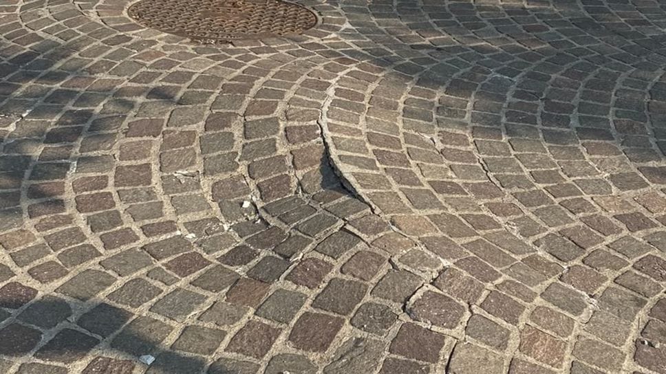 Lungolago, ci risiamo. Il porfido si alza anche al molo