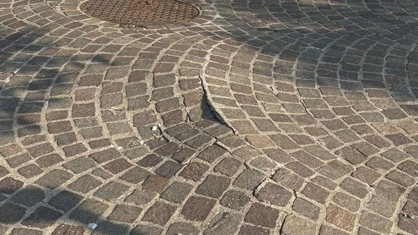 Lungolago, ci risiamo. Il porfido si alza anche al molo
