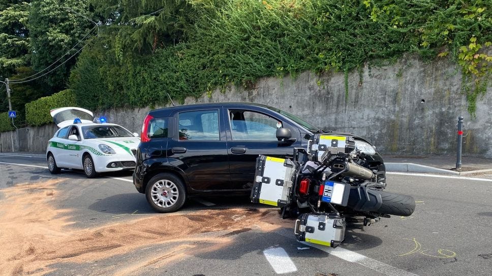 Muggiò, scontro tra auto e moto: in ospedale un uomo di 41 anni 