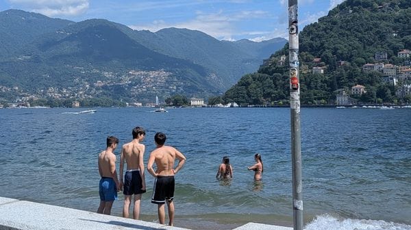 Tuffi ai giardini: dieci i turisti multati dai vigili