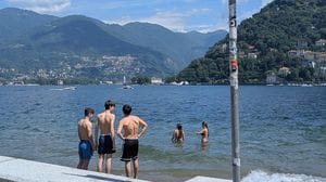 Tuffi ai giardini: dieci i turisti multati dai vigili